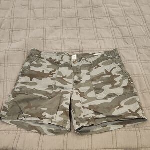 GAP Women's Camouflage Shorts - Green and Gray Size 16!
